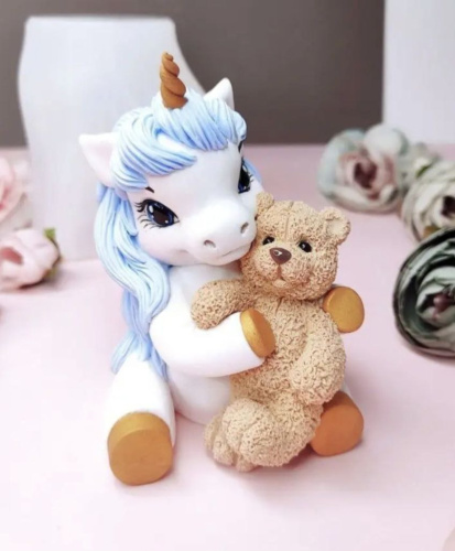 Фигурка из шоколадной глазури "Единорог с медвежонком"