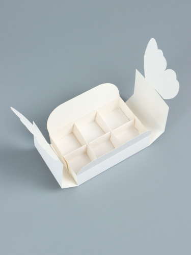 Коробка для 6 конфет Бабочка с раскрывающимися крыльями, белая, 12.6×8.3×4 см фото 2