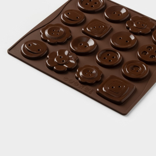 Форма для шоколада Пуговки, силикон, 17.4×16.5×0.4 см, 16 ячеек (d=3 см), коричневая