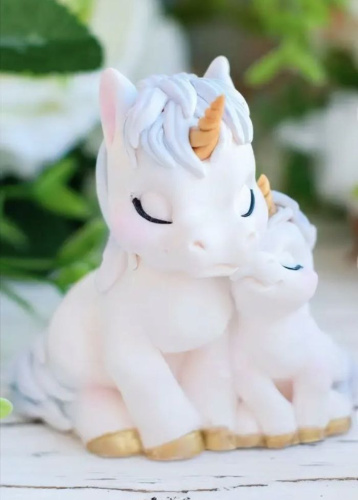 Фигурка из шоколадной глазури "Мама Единорог с детенышем"