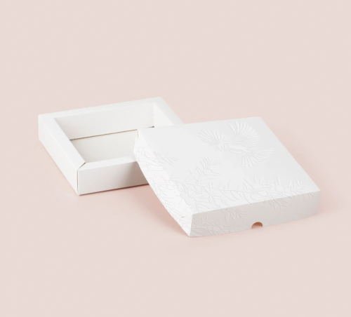 Коробка для печенья белая с тиснением, 16*16*3,5см Коробка для печенья белая с тиснением, 16*16*3,5см