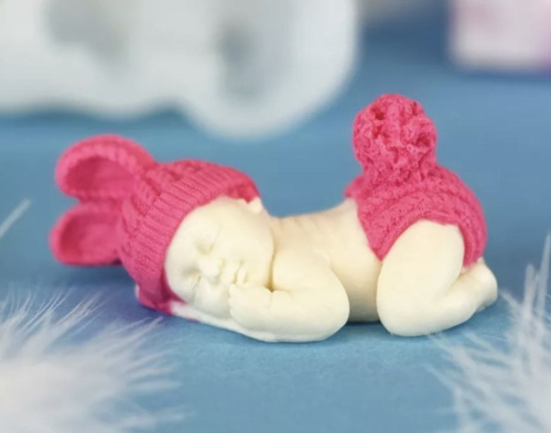 Фигурка из шоколадной глазури "Младенец в шапочке"