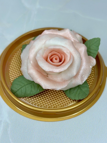 Мастичный цветок Роза с бутонами (ручная лепка)