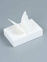 Коробка для 6 конфет Бабочка с раскрывающимися крыльями, белая, 12.6×8.3×4 см