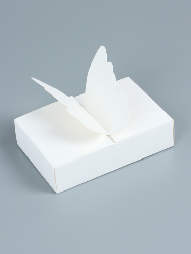 Коробка для 6 конфет Бабочка с раскрывающимися крыльями, белая, 12.6×8.3×4 см