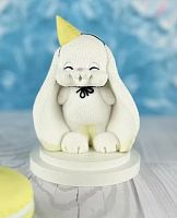 Фигурка из шоколадной глазури "Зайка задувает свечу"